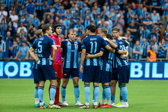 Djurgårdens spelarna i en kram