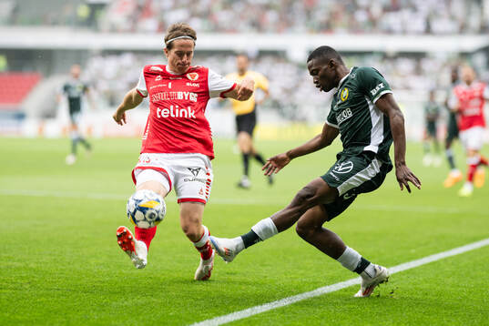 Kalmars Johan Karlsson och Hammarbys Bouzomana Toure