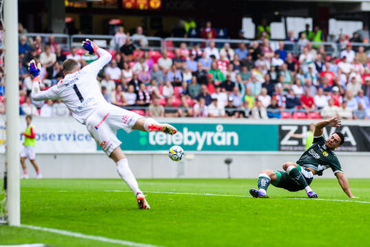 Kalmars Samuel Brolin och Hammarbys Jusef Erabi