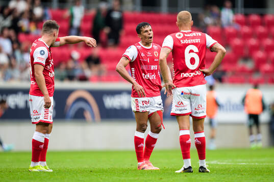 Kalmars Romario Pereira Sipiao och Rasmus Sjöstedt deppar