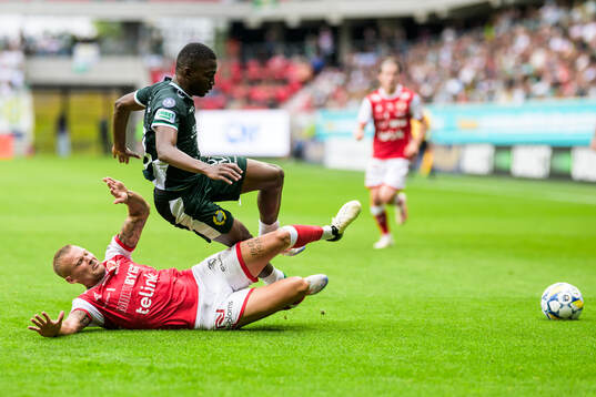 Kalmars Rasmus Sjöstedt och Hammarbys Bouzomana Toure
