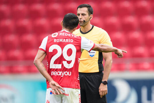 Kalmars Romario Pereira Sipiao och Domare Granit Maqedonci