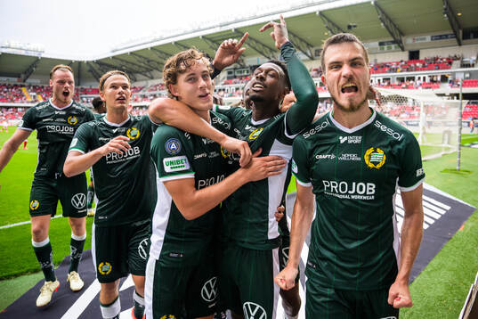 Hammarbys Shaquille Pinas jublar med lagkamrater