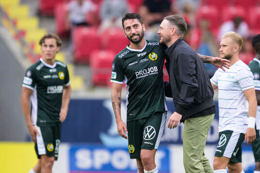 Hammarbys Nahir Besara och tränare Kim Hellberg jublar