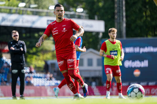 Niklas Castro of Brann warms up