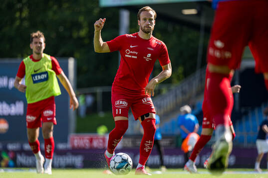 Bård Finne of Brann warms up