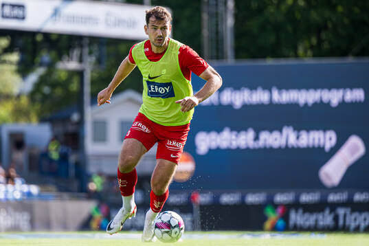 Fredrik Pallesen Knudsen of Brann warms up
