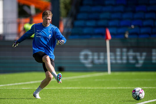 Mathias Dyngeland of Brann warms up