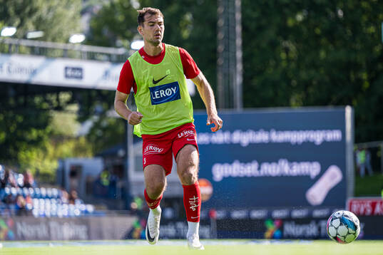 Fredrik Pallesen Knudsen of Brann warms up
