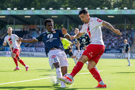 Emmanuel Danso of Strømsgodset and Niklas Castro of Brann