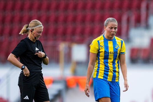 Domare Molly Froste och Eskilsminnes Johanna Olsson