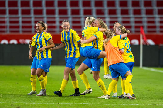 Eskilsminnes Marwa Said och Johanna Olsson jublar