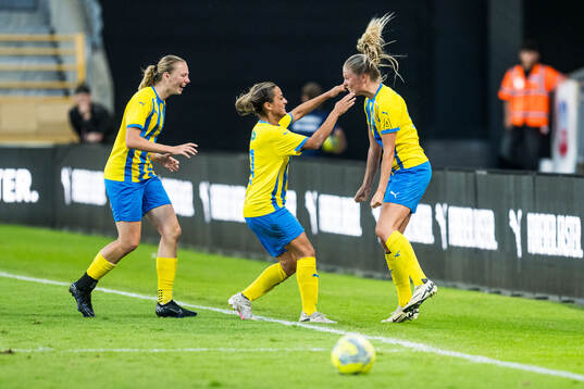Eskilsminnes Marwa Said och Johanna Olsson jublar