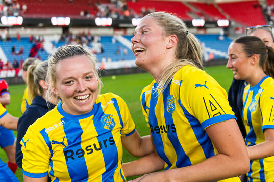 Eskilsminnes Nova Karlsson och Johanna Olsson jublar