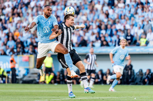 Isaac Kiese Thelin of Malmö FF and Tomasz Kedziora of PAOK
