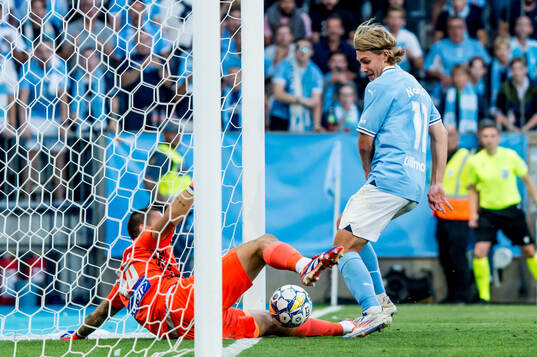 Sebastian Nanasi of Malmö FF scores the 2-1 goal behind