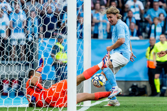 Sebastian Nanasi of Malmö FF scores the 2-1 goal behind
