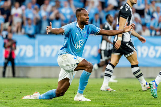 Isaac Kiese Thelin of Malmö FF looks dejected