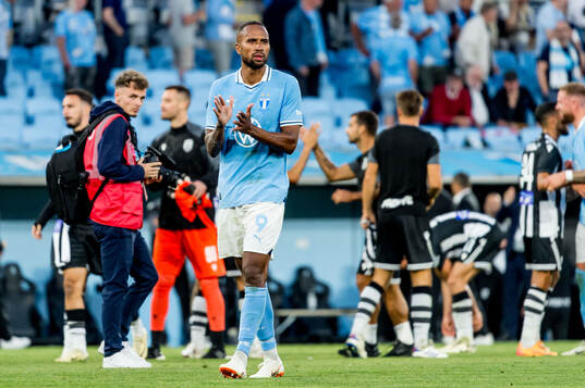 Isaac Kiese Thelin of Malmö FF looks dejected