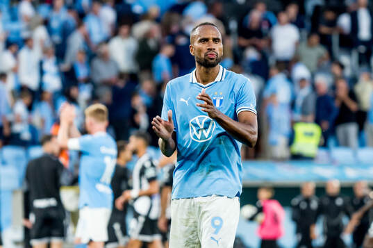 Isaac Kiese Thelin of Malmö FF looks dejected