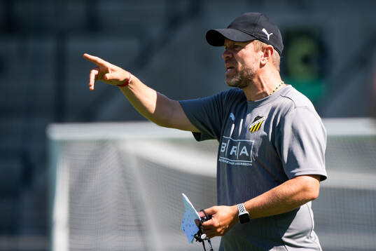 Head coach Paco Johansen