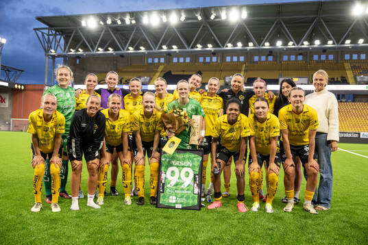 Elfsborgs spelare vid avtackning av målvakt Rebecka