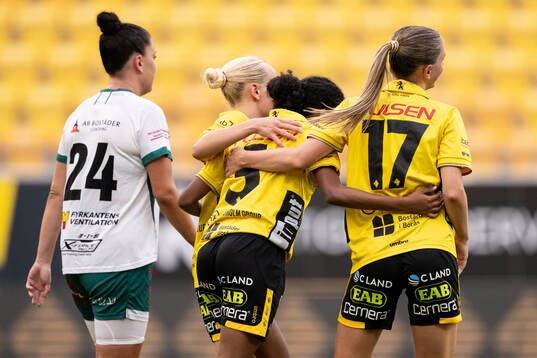 Elfsborgs Vanessa Lopez jublar med Tea Skoglund och Lova
