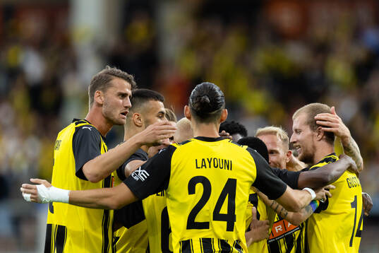 Akoua Romeo Amane of Häcken celebrates with team mates