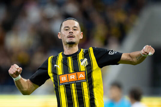 Amor Layouni of Häcken celebrates