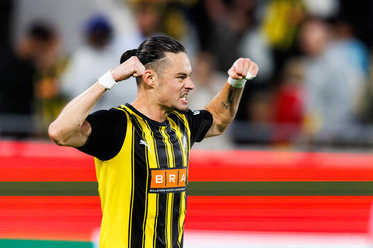 Amor Layouni of Häcken celebrates