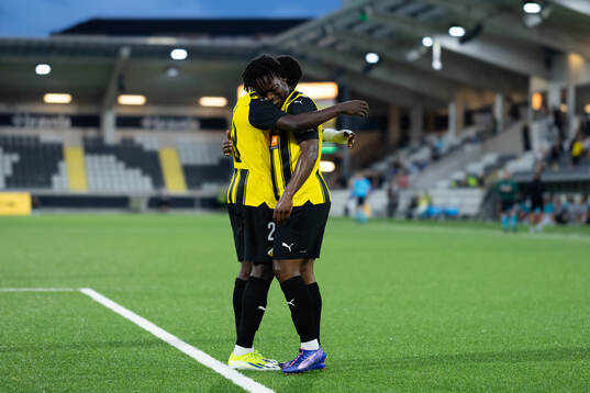 Jeremy Agbonifo of Häcken celebrates with team mate