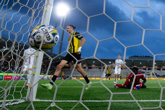 Amor Layouni of Häcken celebrates