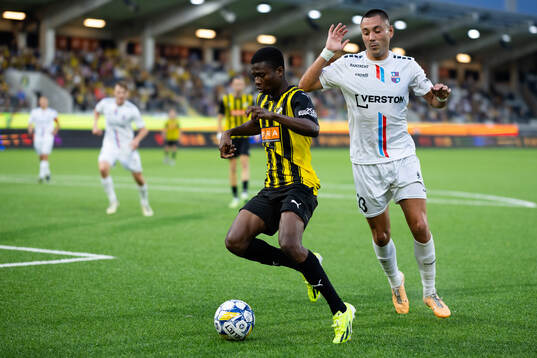 Akoua Romeo Amane of Häcken and Milan Delevic of Paide