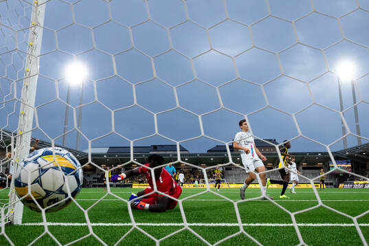Akoua Romeo Amane of Häcken scores 2-0 behind goalkeeper