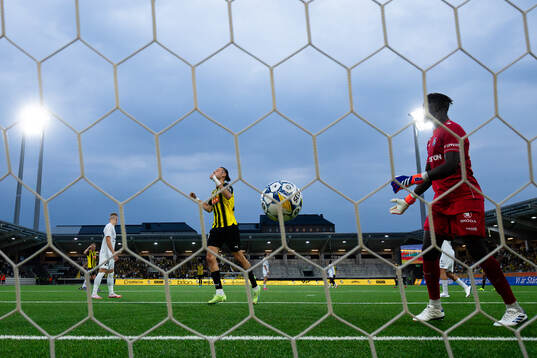 Amor Layouni of Häcken celebrates