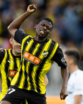 Akoua Romeo Amane of Häcken celebrates