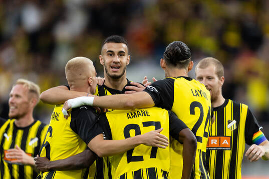 Akoua Romeo Amane of Häcken celebrates with team mates