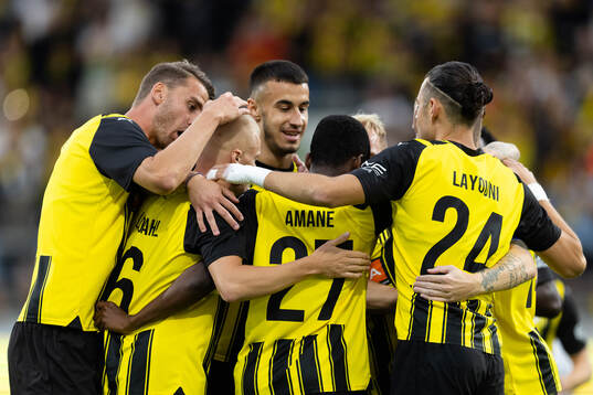 Akoua Romeo Amane of Häcken celebrates with team mates