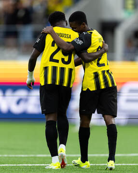 Akoua Romeo Amane of Häcken celebrates with team mate