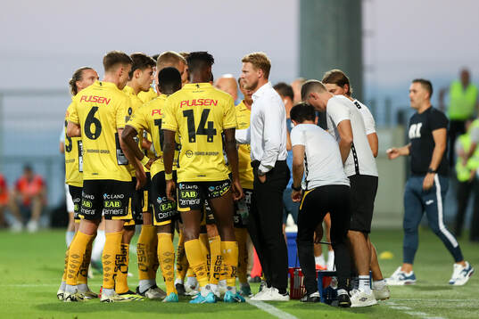 Players of Elfsborg with manager Oscar Hiljemark