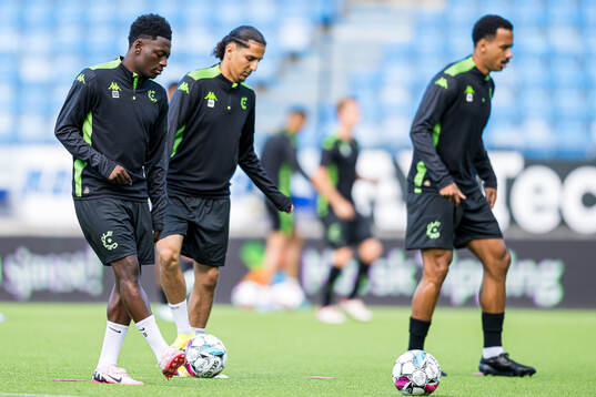 Kazeem Olaigbe of Cercle Brugge warms up