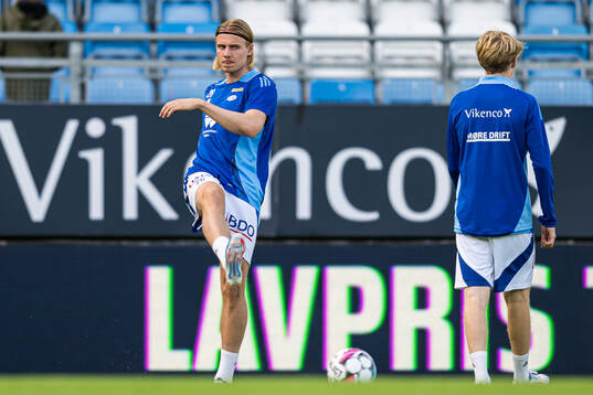 Isak Helstad Amundsen of Molde warms up