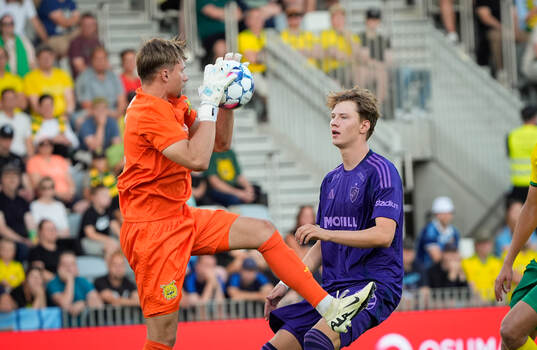 Ville Seppä of Ilves and August Priske od Djurgården