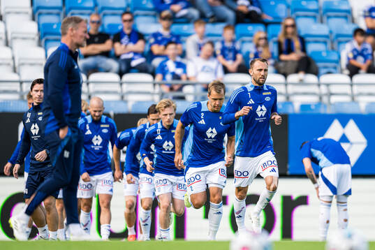 Magnus Wolff Eikrem of Molde warms up
