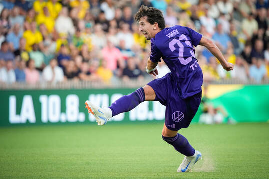 Gustav Wikheim shoots to score -01 goal