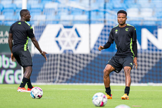 Lawrence Agyekum of Cercle Brugge warms up