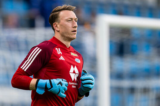 Sean Mcdermott of Molde warms up