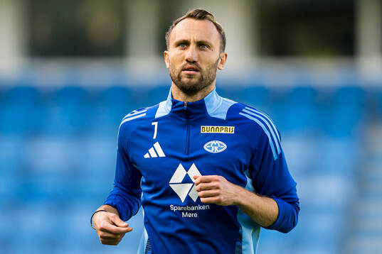 Magnus Wolff Eikrem of Molde warms up
