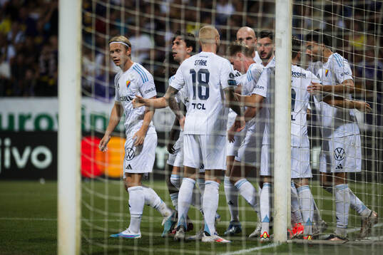 Gustav Wikheim of Djurgården celebrates 0-1 with teammates