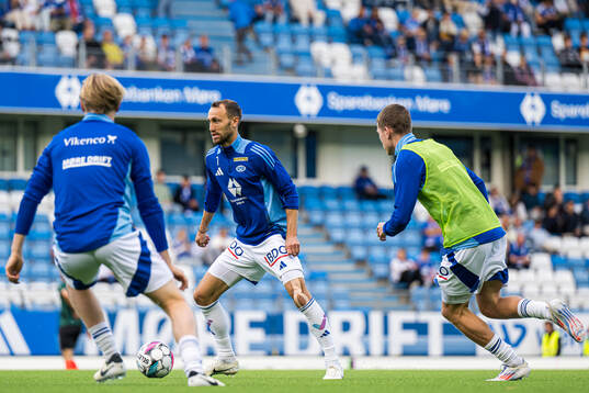 Magnus Wolff Eikrem of Molde warms up